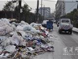 垃圾堆积越界  附近居民不堪其扰