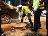 龙金大道上一车不小心车轮掉入排水井 龙港交警看见解围点赞！