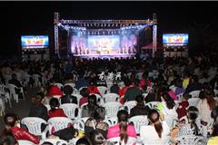 龙港网11月13日讯：文明大擂台，新老居民展风采。昨天晚上，由苍南县新居民服务管理局、龙港镇人民政府、苍南县文明办主办的苍南县新居民“文明大擂台”争霸赛在龙港镇金河广场火热开擂了。擂台上，一名擂主，接受8名选手的挑战，以“一战到底”的方式进行激烈的车轮战。