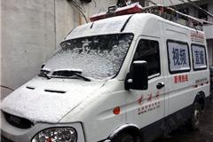 龙网1月5日讯：今天上午6点40分，龙港市民纷纷起喊：“下雪啦！下雪啦！”2012年突如其来的一场雪，让许多人兴奋不已。车玻璃上积起了雪白的一片，屋檐上也是白茫茫的一片。下雪了，你在哪呢？请把龙港最美雪景图或看到的突发事、路况信息将图片发送到龙港论坛版块上。以上图片为龙港网陈记用手机所拍摄。

