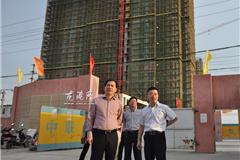 镇长王忠秀（副县长级）带领城建部门以及相关人员到龙金首府现场督查项目进展情况，镇委委员、副镇长赵凯陪同。