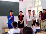 市长何宗静一行开展“六一”慰问活动