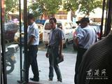 以“修建路桥募捐”为名行骗  一群男子被揭穿后速逃离