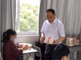 陈为来一行走进校园开展“六一”慰问活动