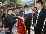 镇领导赶往平阳流水白生态园慰问救人英雄