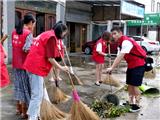 灾后环境治理，党员志愿者在行动