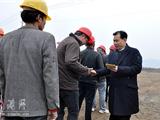 镇长王忠秀节前走访慰问一线职工