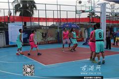 龙港网8月16日讯：为了贯彻落实《全民健身条例》，进一步推动苍南县篮球运动的发展。昨天，“滨江一号杯”3V3篮球赛在龙港领航中心篮球俱乐部举行。来自全县36支队伍参加，比赛分为成年组和青年组。县体育局副局长章树学，镇委委员朱文胜出席比赛开幕式。