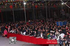 龙港网1月15日讯：为热烈庆祝龙港镇成功列入全国新型城镇化综合试点镇和2015新年的到来，进一步弘扬社会主义先进文化，丰富活跃群众的文化生活，大力提高龙港人民的精神价值观。昨天晚上，以“圆梦龙港，民乐飞扬”为主题，开展龙港民乐团成立暨民族音乐会专场演出活动，本场晚会集民乐合奏、独奏和演唱为一体，将舞台表演与视频画面结合起来，为观众奉献一场高品质的视听盛宴。