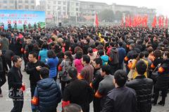 龙港网2月2日讯：今天上午，龙港镇举行“文明月”主题宣传活动暨2013年2月2日全民参与环境卫生整治日启动仪式。来自县机关部门、县派驻部门、镇机关部门、社区、企业、教育、志愿者组织等千名人员参加仪式。县人大主任苏庆明出席了宣传月活动仪式。