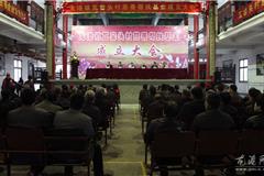 龙港网11月30日讯：今天，龙港镇鲸头村和瓦窑头村相继举行村级慈善帮扶基金成立仪式，并现场进行捐款活动，而村民纷纷慷慨解囊，为慈善事业献出一份爱心。龙港副镇长陈贤选、龙港慈善总会会长陈志秋等参加。据悉，鲸头现场共得善款169100元，瓦窑头得善款278350元，同时这些善款会纳入帮扶基金中，专用于村里弱势群体的扶贫救困、敬老助学等公益事业。龙港村级慈善帮扶基金建设工程的这场“草根慈善”接力跑将会持续进行，希望各界爱心人士加入到这个队伍，共同打造民间爱心阵营，实实在在帮助弱势群体。