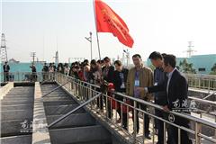 网友们在龙港自来水工作人员的带领下，参观制水工艺流程。