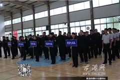 龙港网4月11日讯：昨天下午，龙港公安分局展开首届“诚德杯”篮球赛，此项活动为缓解警员们繁忙的工作压力，丰富业余文化生活，同时增加分队交流，增进友谊，在领导的关心和浙江诚德包装有限公司的大力支持下，4月10日，由公安分局承办的“诚德杯”篮球赛正式拉开帷幕。本次比赛参加共有五支队伍参加，本次比赛为期三天。