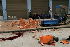 龙港网5月11日讯：今天上午10：20左右，本网接到网友曝料称：龙港河滨小区发生一起砖头坠落砸死一人，本网编辑立即赶到现场，看到现场一片狼籍，碎砖头散落一地，地上有一滩血迹。据现场的施工人员说，他们正为七楼一住户装修，一台装卸启动机装满砖头正运往七楼，不知道怎么回事，启动机连同砖头从半空坠落，砸中在一楼的施工人员，死者曹某，64岁，系徐家庄村曹家人。110民警已经赶现场核实情况。