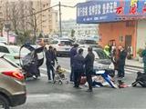 惊险！龙港一轿车和电动车“擦出火花”