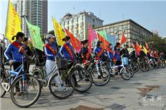 今天上午，龙港镇自来水厂举行纪念第二十届“世界水日”与二十五届“中国水周”活动。70余名该厂职工用骑自行车方式进行环绕龙港一圈宣传爱水、节水主题活动.