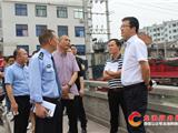 落实“路长制” 陈显宏巡查镇前路道路整治工作