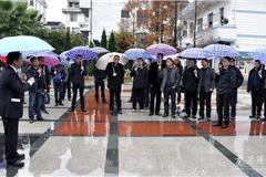 龙港网12月18日讯：今天，苍南2012年“比学帮”活动掀开大幕，三辆大巴车载着百余名县四套班子领导、各乡镇书记、乡镇长，县属部门负责人一行走进龙港第一站湖前象湖公园。虽然天公不作美，一路伴随冬雨，让现场察看多了几分寒意，热情丝毫没有“降温”，从县委常委、龙港镇委书记丁振俊和镇长王忠秀分别汇报工作到项目介绍，无不底气十足。县委书记黄寿龙，县长董庆华，县政协主席张传君等等领导参加活动。

     龙港镇以文化“装点”的象湖公园提升工程、具有城市化象征的龙港商业中心及被称作龙港城区“绿肺”池浦河滨休闲公园等项目，使龙港镇在此次比学帮活动中成为各镇的“劲敌”。“比学帮”中，龙港镇农房改造集聚区示范工程之一的松涛嘉园农房改造集聚区，建成后可安置889户农户，于今年11月份开工建设，项目概算总投资额3.5亿元，预计在2015年建成投入使用。而从全镇来看，截止11月份，龙港镇农房改造新开工6049户，农房集聚率达到6.93%，名列全县第一。县委、县政府对农房集聚工程的重视，寄希望龙港镇将住房保障作为头号民生工程，让农民“住有所居”。一路走一路听，一路看一路评。“比”的是成绩，“学”的是干劲，在“比”中寻找差距，在“学”中追逐赶超。一路下来，大家感言，“比学帮”只是一种形式，再好的成绩也只能属于过去，当下要做的就是用满百的信心和气魄，为下一个“发展”壮行！


