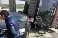 今天，灵龙大道龙港段一辆满载沙石的工程车与小轿车发生相撞，工程车侧翻，直接压住了旁边正在行驶的小车，造成小车后座直接压扁，致后座一人受伤，已经送龙城中医院抢救，司机只受惊吓无大碍。