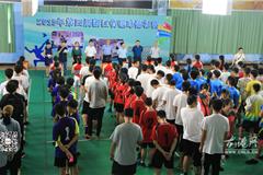 龙港网9月18日讯：今天上午，2015年第四届浙江省毽球锦标赛开幕式在龙港方鼎羽毛球场举行。来自全省各地共8支毽球队参赛，龙港二职代表龙港镇参加比赛。出席开幕式的领导有浙江省体育局副局长应祖明，苍南县副县长丁晓辉，苍南体育局局长曾迎玲、龙港副镇长陈贤选等。