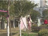 龙港曝光栏|绿化带上随意晒被子 实在煞风景