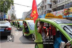 龙港网4月3日讯：龙港网牵头组织龙港网民监督团、东海民防救援中心出动冲锋快艇2艘，航拍无人机，太阳能电动车，30名市民监督员、救援队员走进龙跃河、池浦河、咸园河将全面督查身边已治理的黑臭河。从现场监督来看，总体情况一般，“五水共治”还需继续努力。