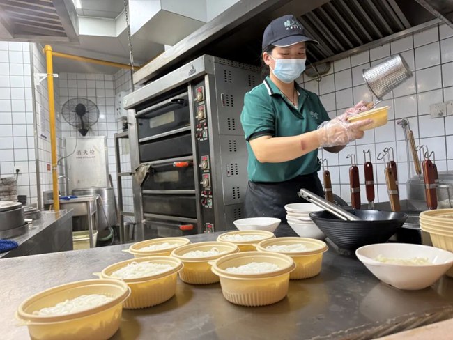 龙港市缘之桥过桥米线财富店全力投入爱心供餐工作 龙港市缘之桥过桥米线财富店全力投入爱心供餐工作