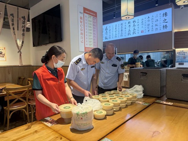 龙港市缘之桥过桥米线财富店全力投入爱心供餐工作 龙港市缘之桥过桥米线财富店全力投入爱心供餐工作