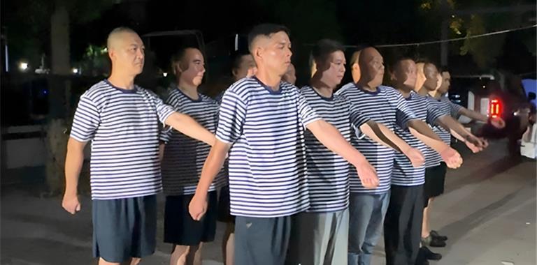 龙港市海上蛟龙救援队开展秋季队列训练