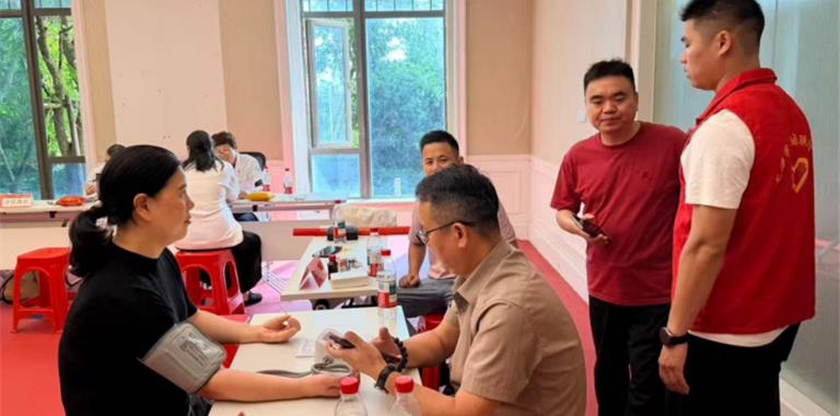 新城党委：情暖重阳送健康 敬老新风助...