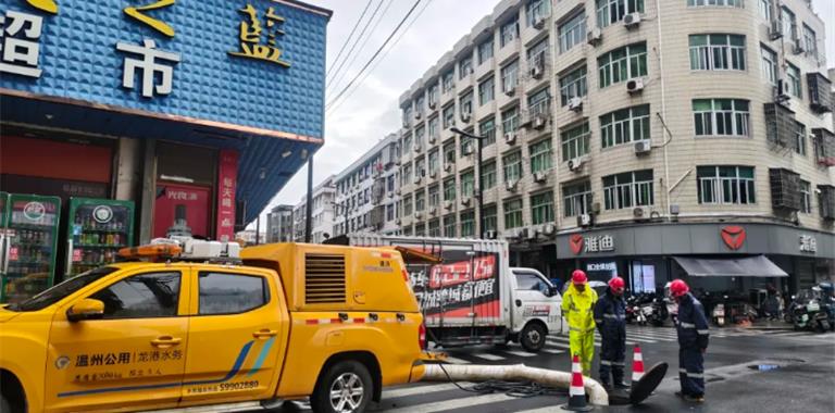 强降雨致积水，龙港水务快速排涝保畅通...