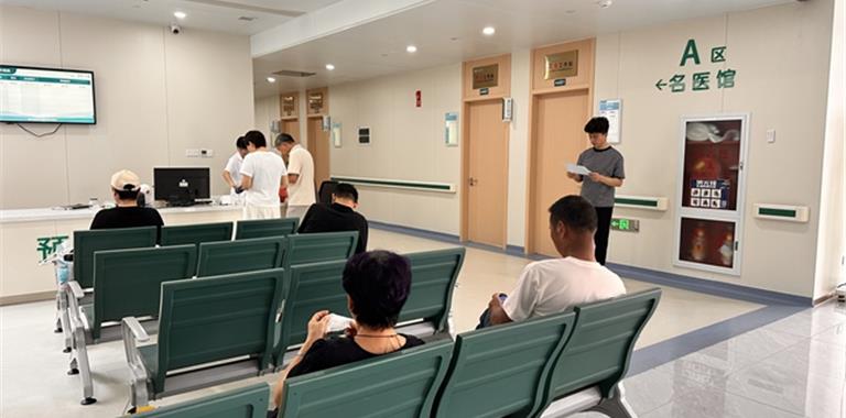 院士返乡坐诊龙港中医院 家门口看上“...