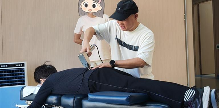 八旬老人脊柱不适夜难眠  医技保守矫正...