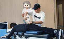 八旬老人脊柱不适夜难眠  医技保守矫正让她重展笑颜