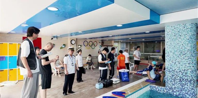 让市民放心游！龙港开展泳池水质“大体...