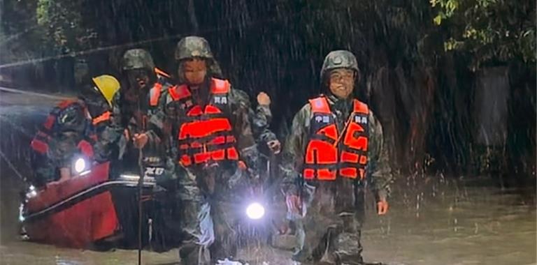 雨夜逆行护平安！龙港民兵连夜紧急转移...