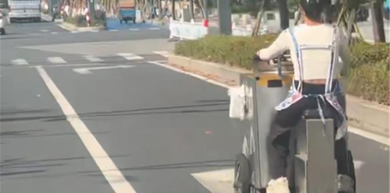 美女驾“车”一路“拉风”回头率100%