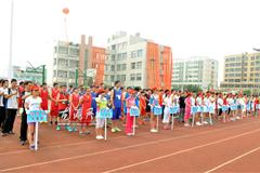 龙港网8月8日讯：苍南县2014年全民健身系列活动暨龙港建镇30周年村级首届“周家车杯”篮球联赛今日在江山小学隆重开幕！ 林小同，曾迎玲，苏中杰，周碧素，李孝取，黄传朴，陈贤选等领导出席开幕式。 200多位运动员代表和裁判员参加开幕式。