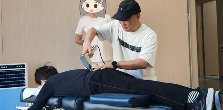 八旬老人脊柱不适难安眠，保守矫正助其...